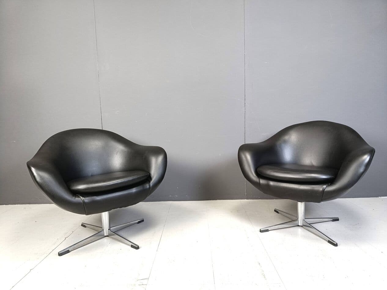 Para foteli klubowych, czarny winyl, chrom, Belgia, lata 60. - 271470