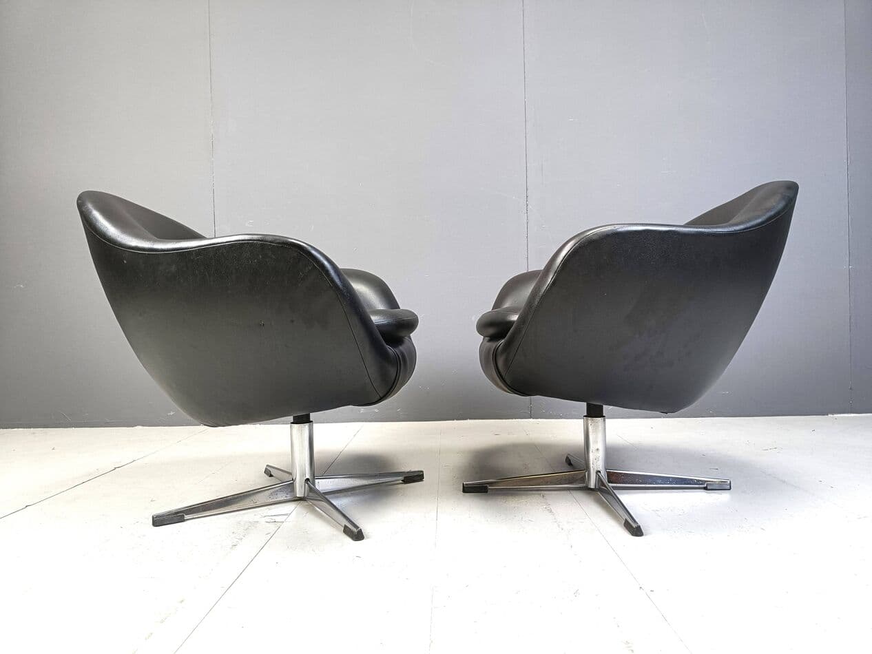 Para foteli klubowych, czarny winyl, chrom, Belgia, lata 60. - 271477