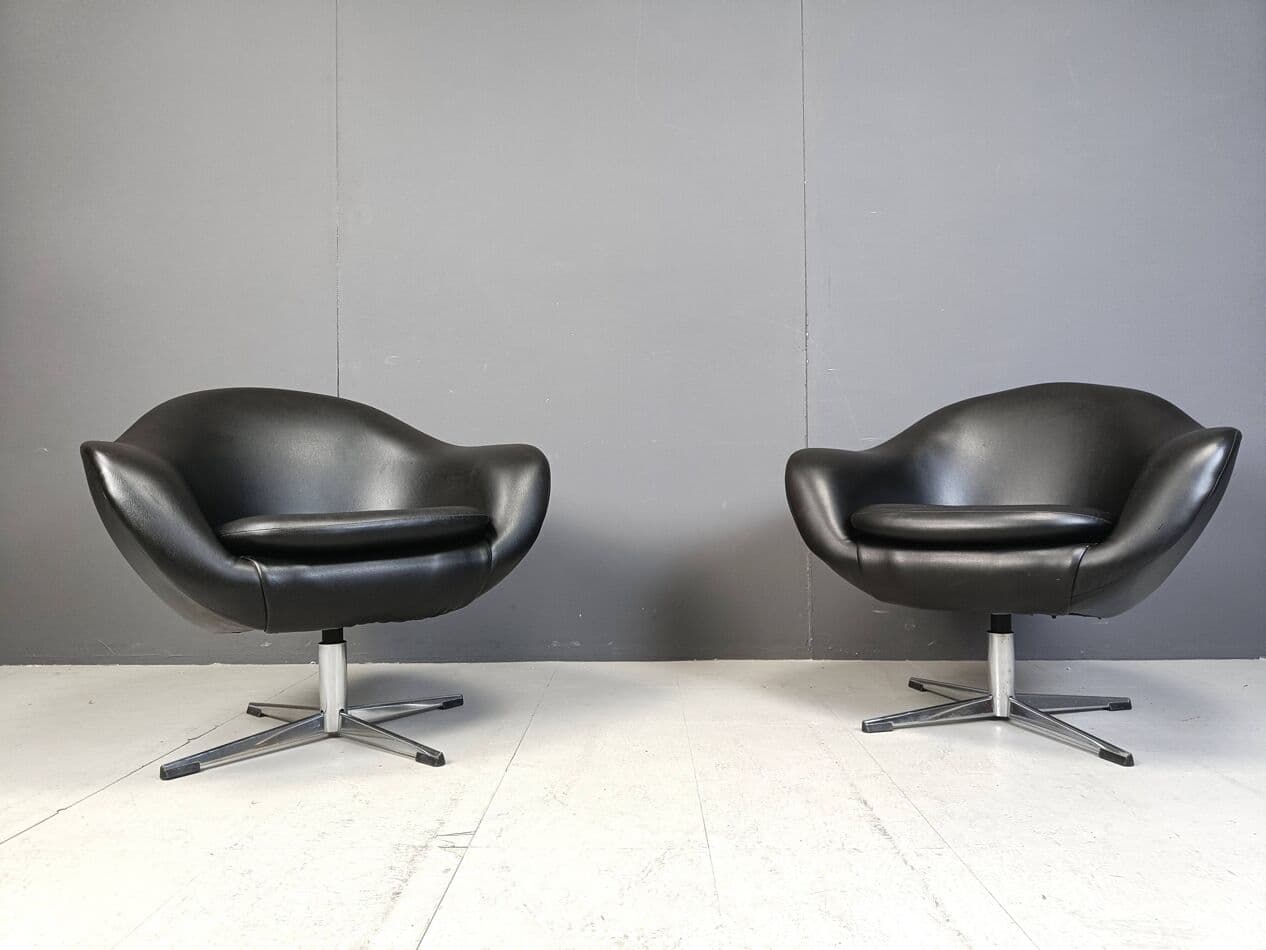 Para foteli klubowych, czarny winyl, chrom, Belgia, lata 60. - 271472