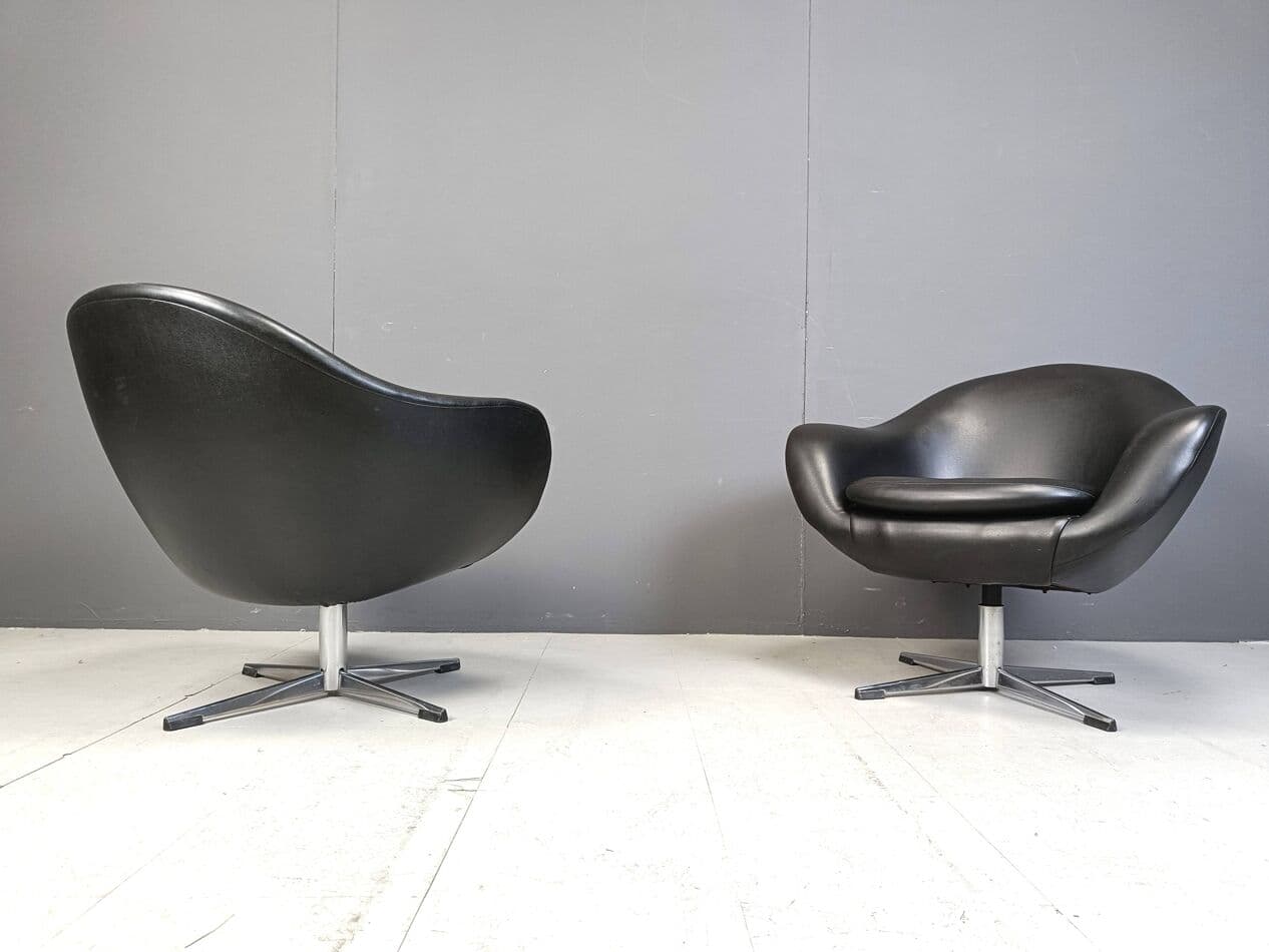 Para foteli klubowych, czarny winyl, chrom, Belgia, lata 60. - 271474