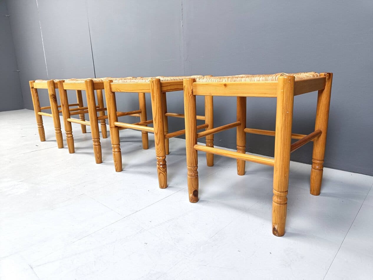 Zestaw czterech stołków, drewno brązowy, wiklina naturalny, Belgia, lata 60. - 271358