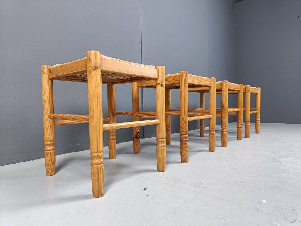 Zestaw czterech stołków, drewno brązowy, wiklina naturalny, Belgia, lata 60. - 271360