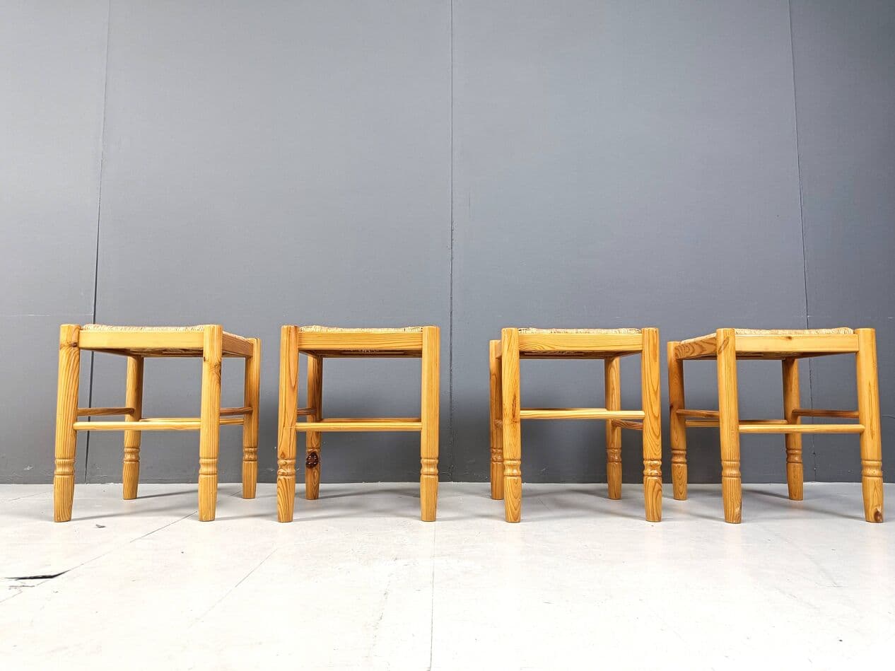 Zestaw czterech stołków, drewno brązowy, wiklina naturalny, Belgia, lata 60. - 271357