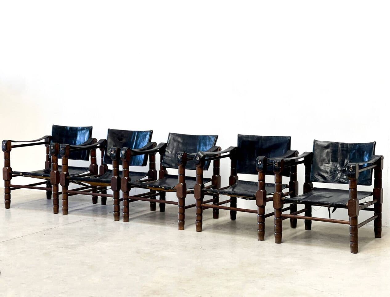 Zestaw pięciu foteli safari, skóra czarna, drewno brąz, Dania, lata 60. - 271250