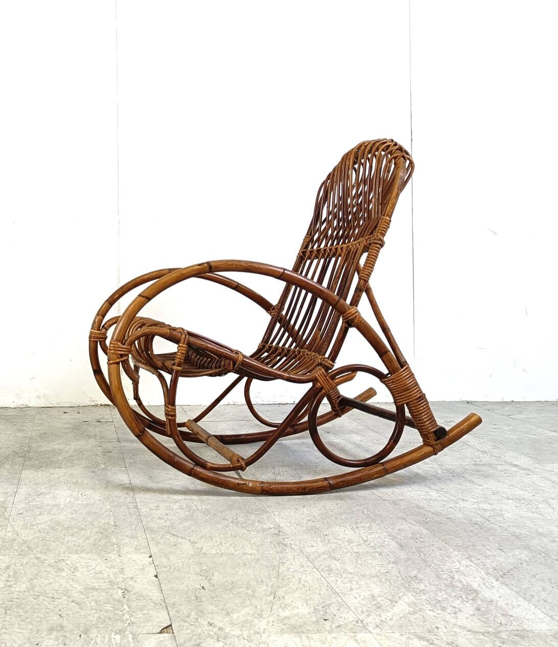 Zestaw czterech foteli bujanych, bambus brązowy, Włochy, lata 60. - 271204