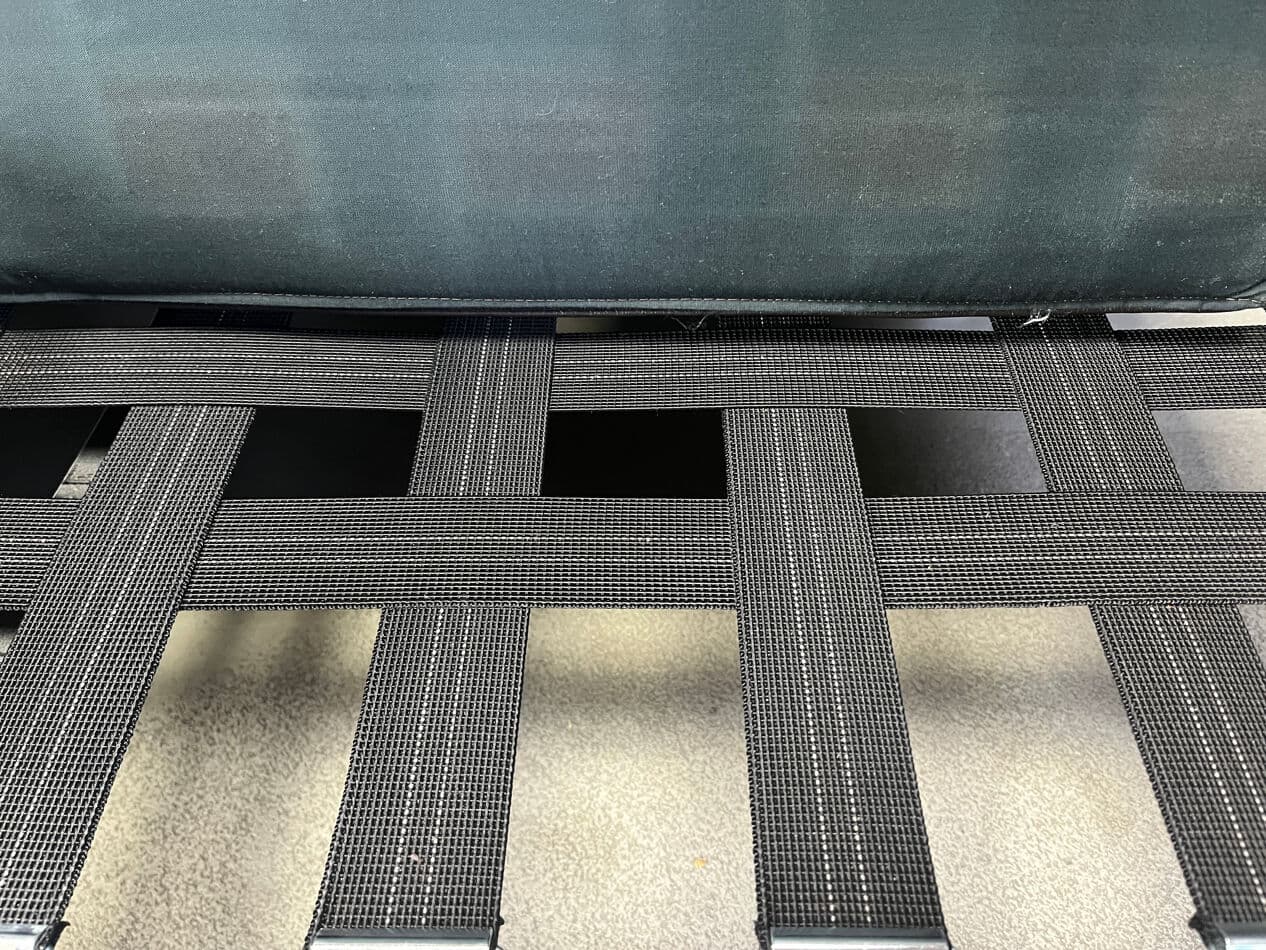 Sofa trzyosobowa Forum, skóra czarna, orzech, proj. R. Day, Wielka Brytania, lata 90. - 270851