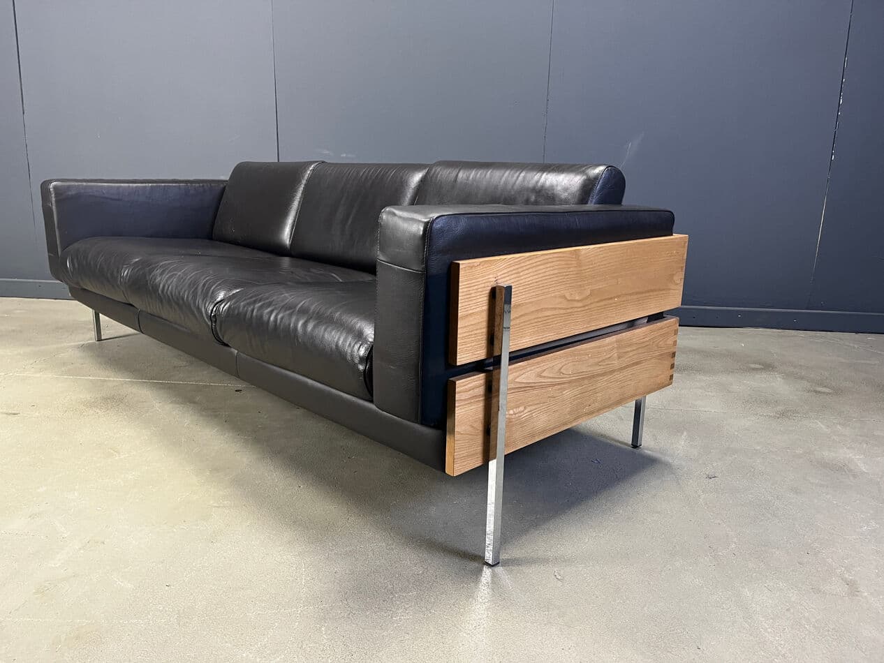 Sofa trzyosobowa Forum, skóra czarna, orzech, proj. R. Day, Wielka Brytania, lata 90. - 270857