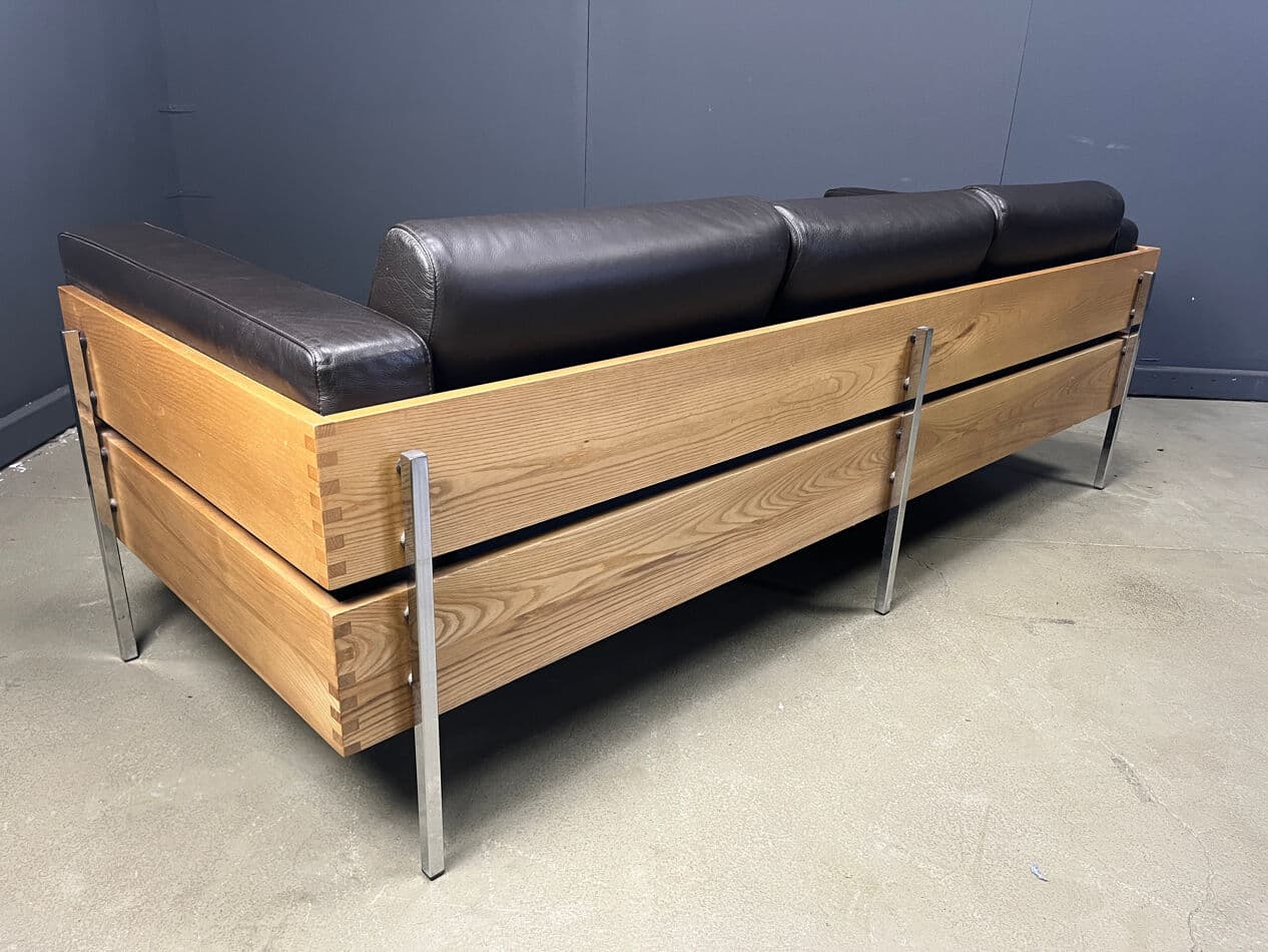 Sofa trzyosobowa Forum, skóra czarna, orzech, proj. R. Day, Wielka Brytania, lata 90. - 270847