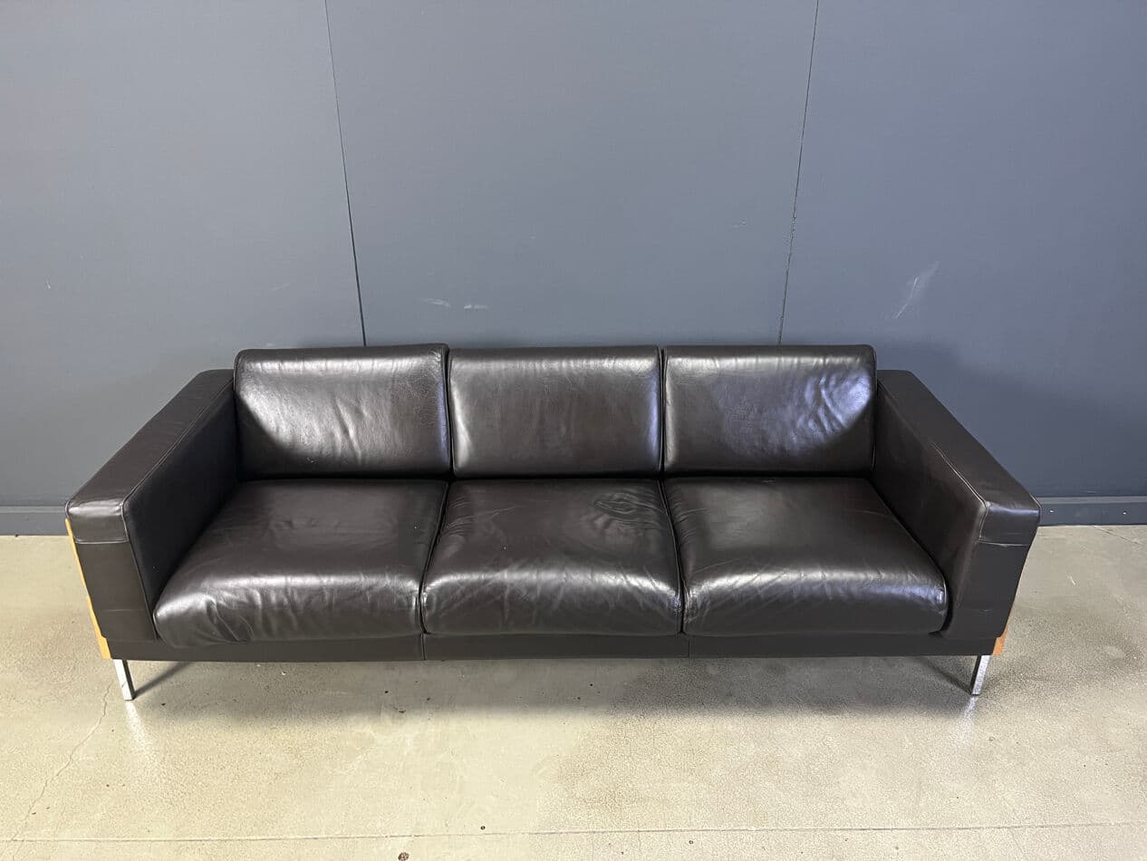 Sofa trzyosobowa Forum, skóra czarna, orzech, proj. R. Day, Wielka Brytania, lata 90. - 270854