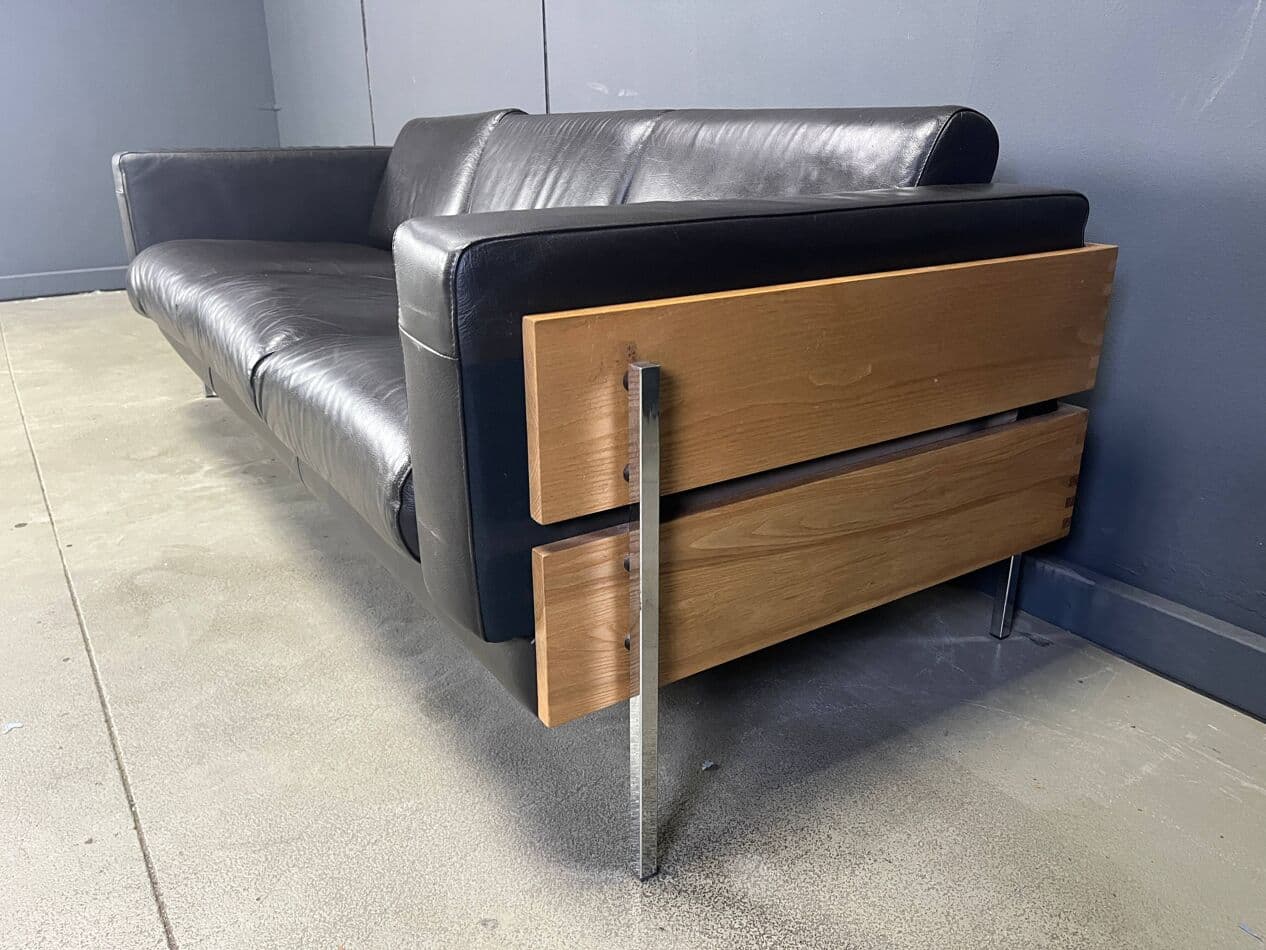 Sofa trzyosobowa Forum, skóra czarna, orzech, proj. R. Day, Wielka Brytania, lata 90. - 270852