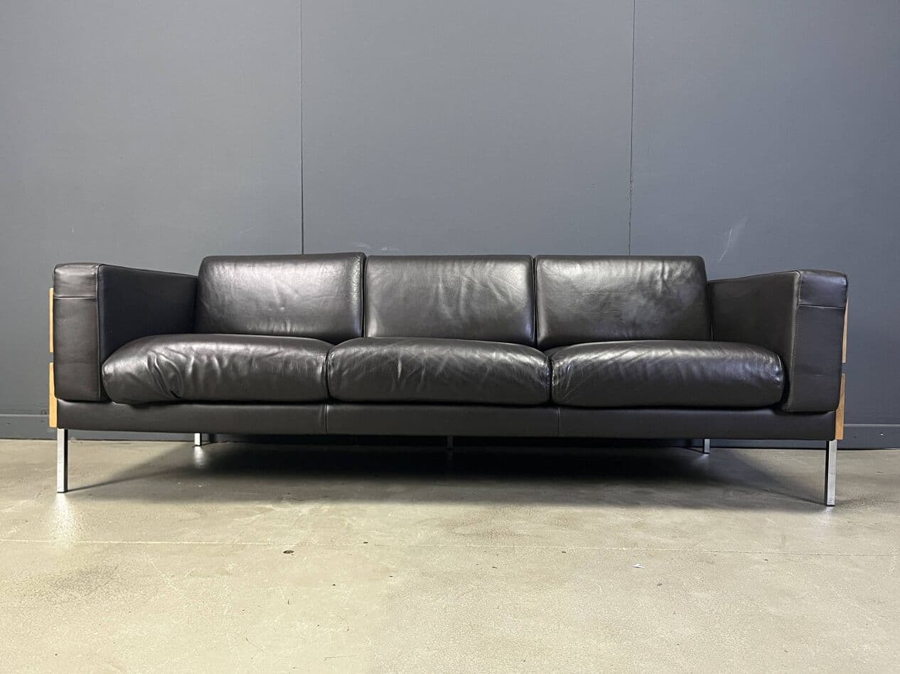 Sofa trzyosobowa Forum, skóra czarna, orzech, proj. R. Day, Wielka Brytania, lata 90. - 270849