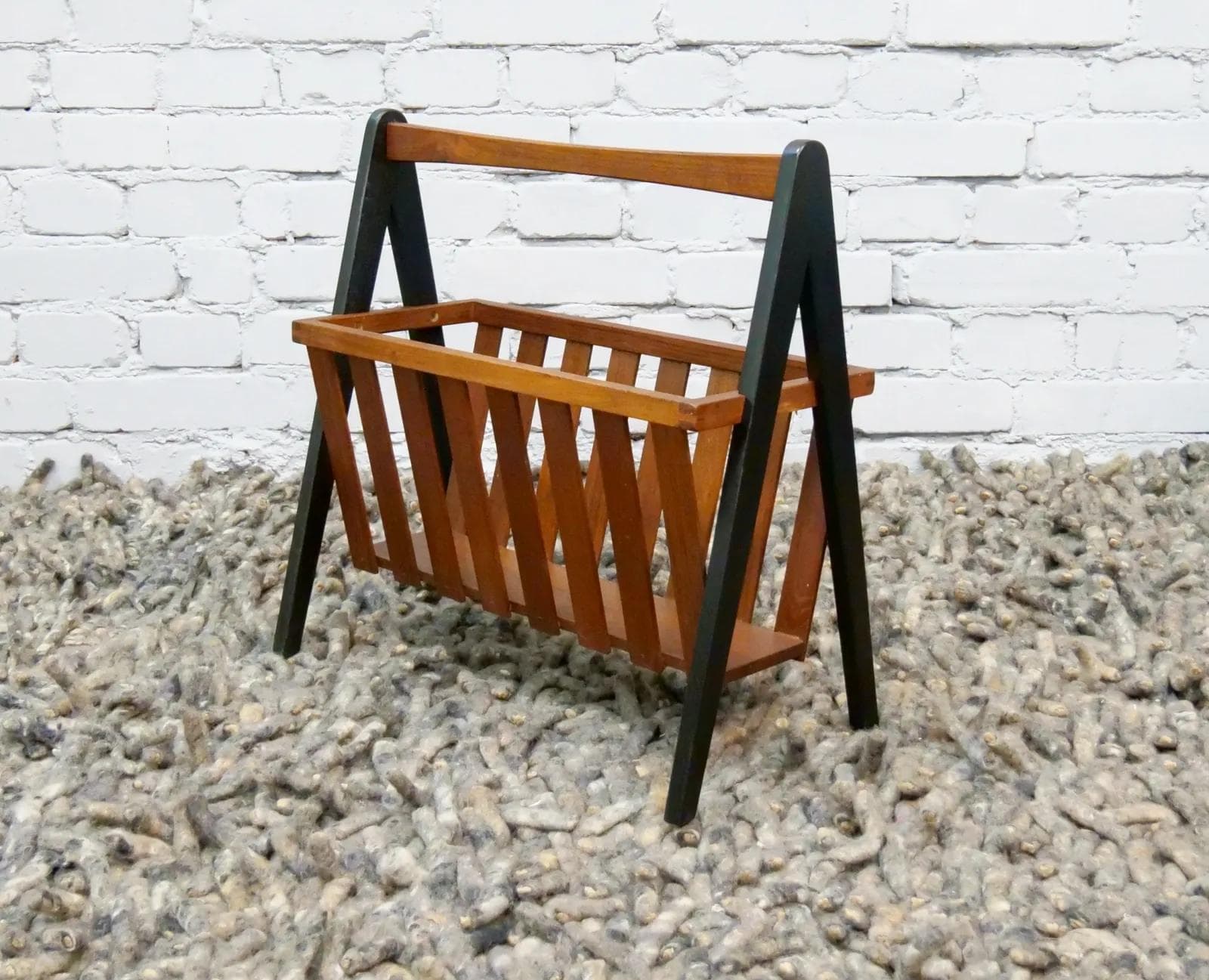 Gazetnik, brązowy teak, drewno czarne, Dania, lata 60. - 19288