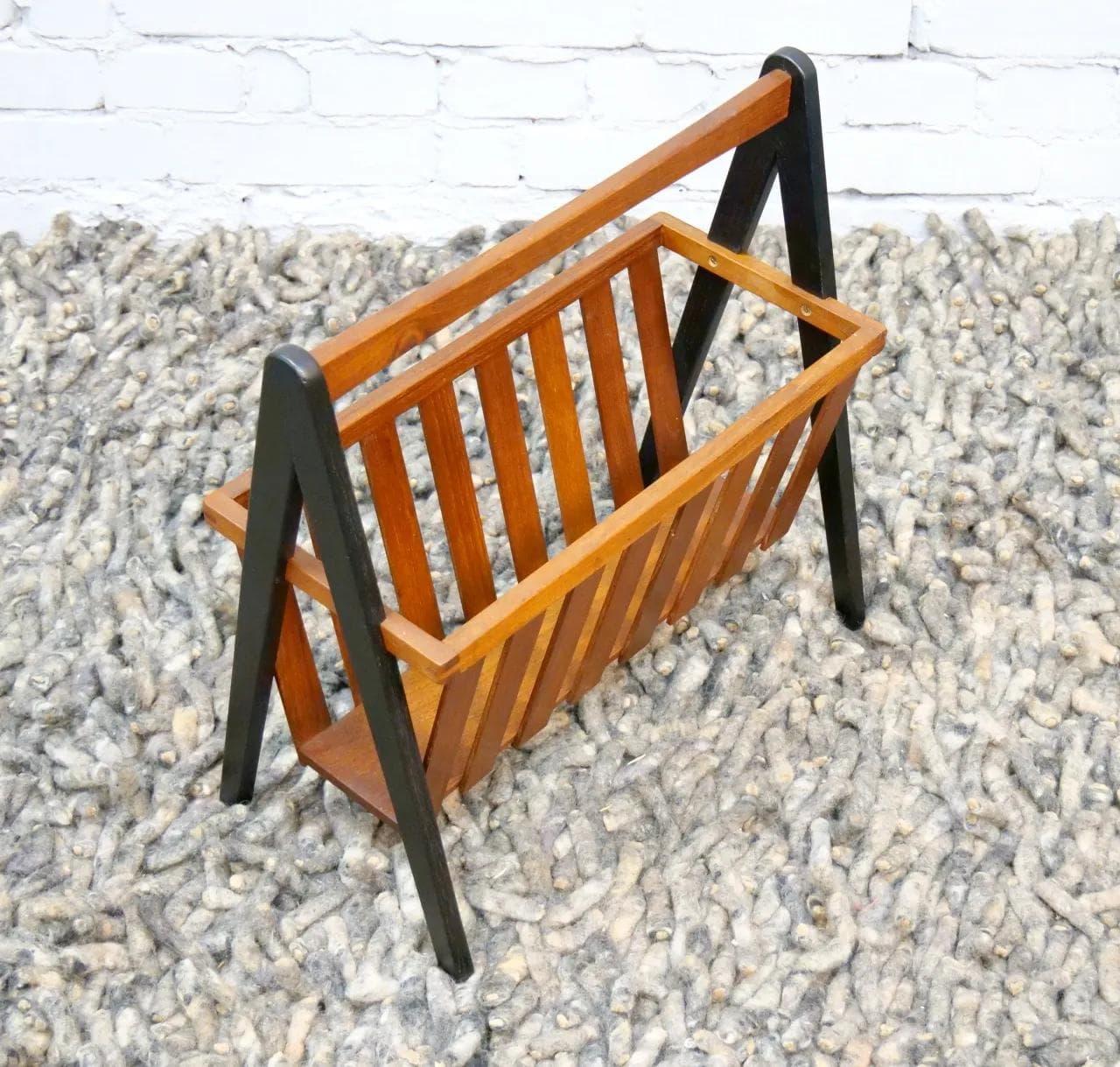 Gazetnik, brązowy teak, drewno czarne, Dania, lata 60. - 19287