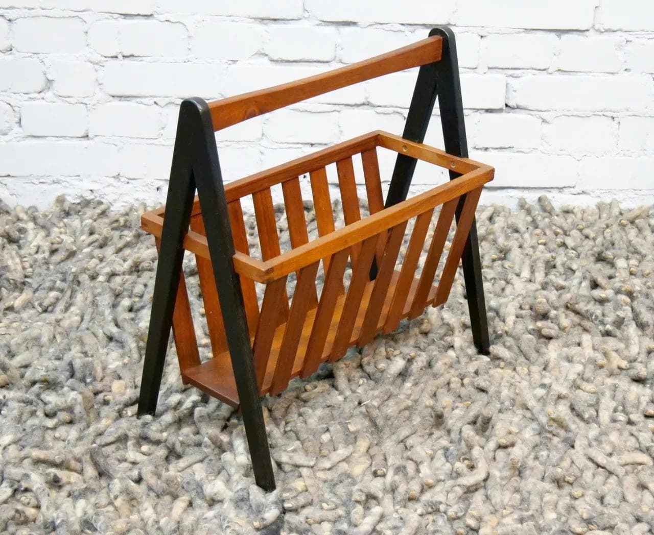 Gazetnik, brązowy teak, drewno czarne, Dania, lata 60. - 19286