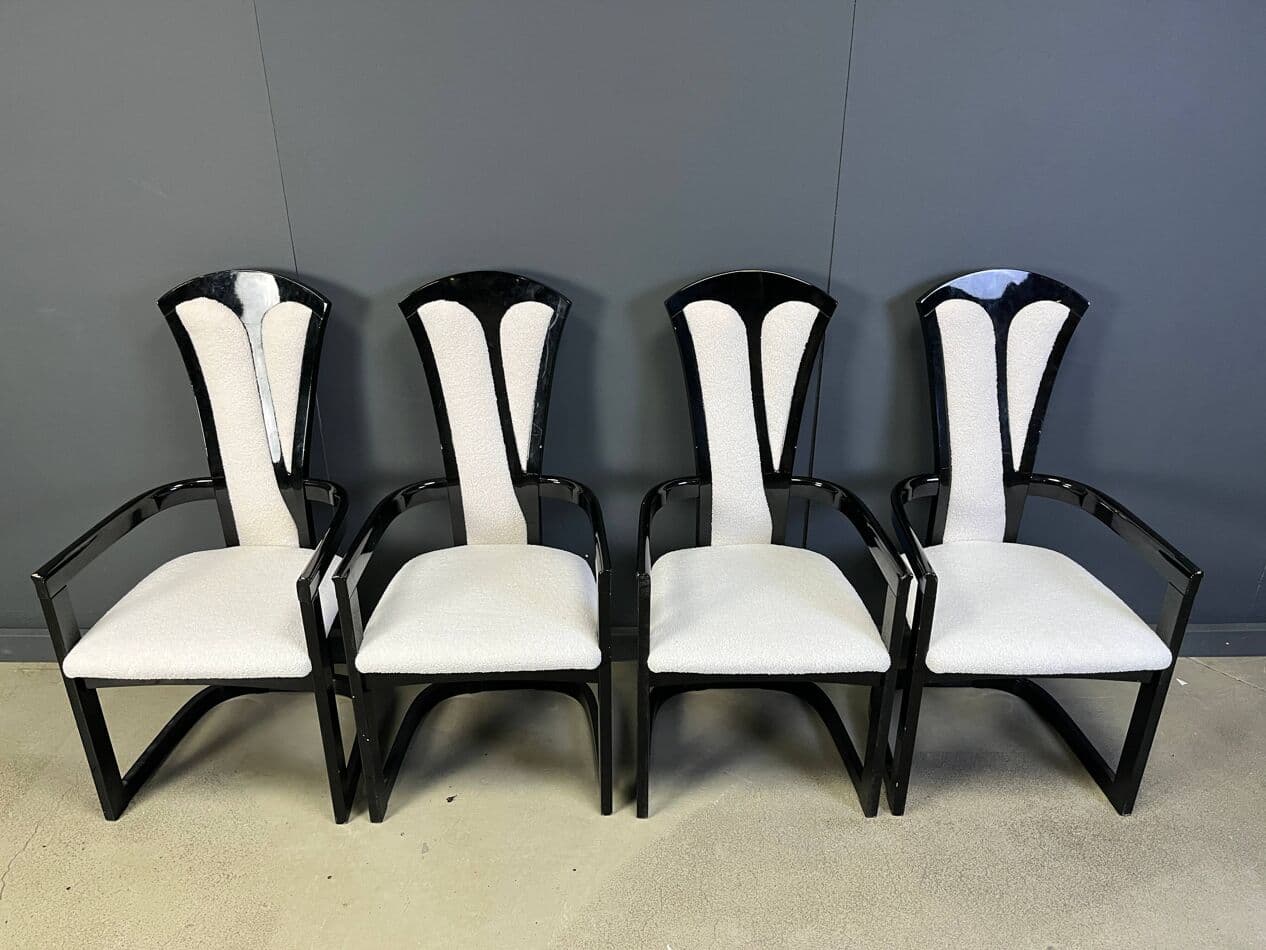 Zestaw czterech krzeseł z podłokietnikami, drewno lakierowane czarne, bouclé kremowy, Włochy, lata 80. - 270259