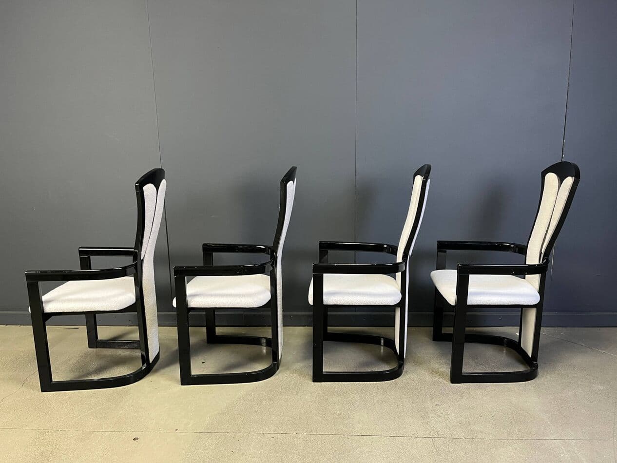 Zestaw czterech krzeseł z podłokietnikami, drewno lakierowane czarne, bouclé kremowy, Włochy, lata 80. - 270264