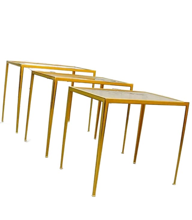 Komplet trzech stolików, mosiądz złocisty, szkło przezroczyste, Vereinigte Werkstätten, Niemcy, lata 60. - WYMIARY