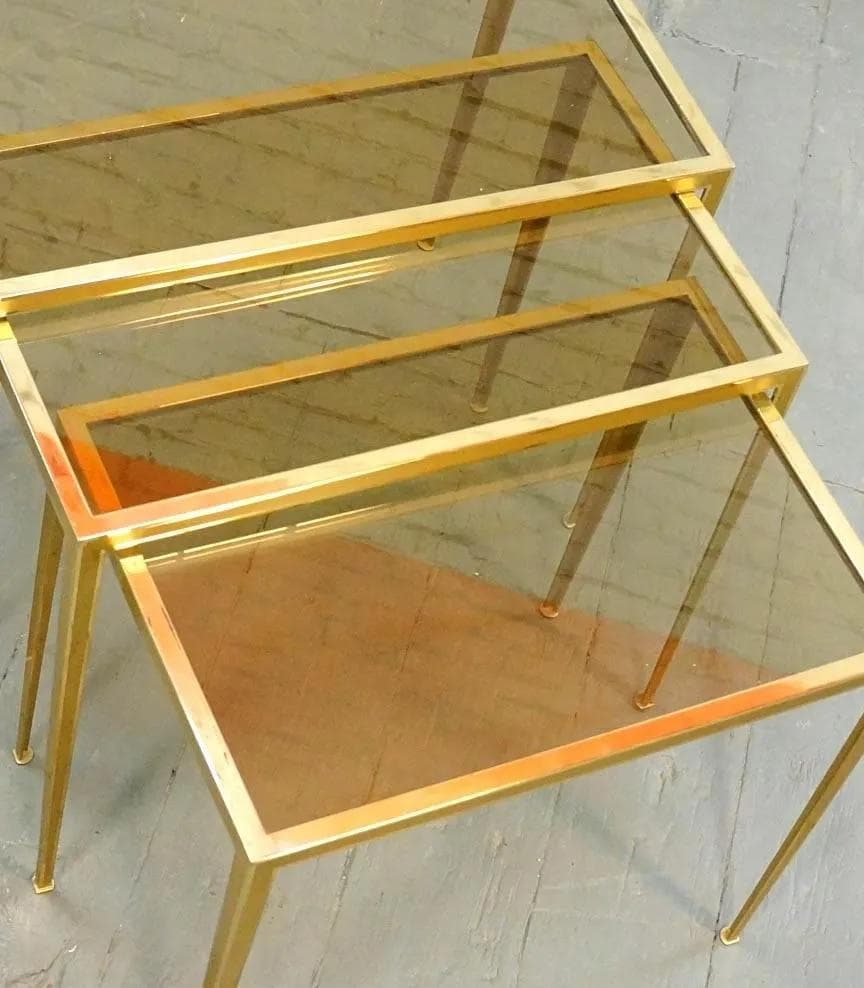 Komplet trzech stolików, mosiądz złocisty, szkło przezroczyste, Vereinigte Werkstätten, Niemcy, lata 60. - 19265