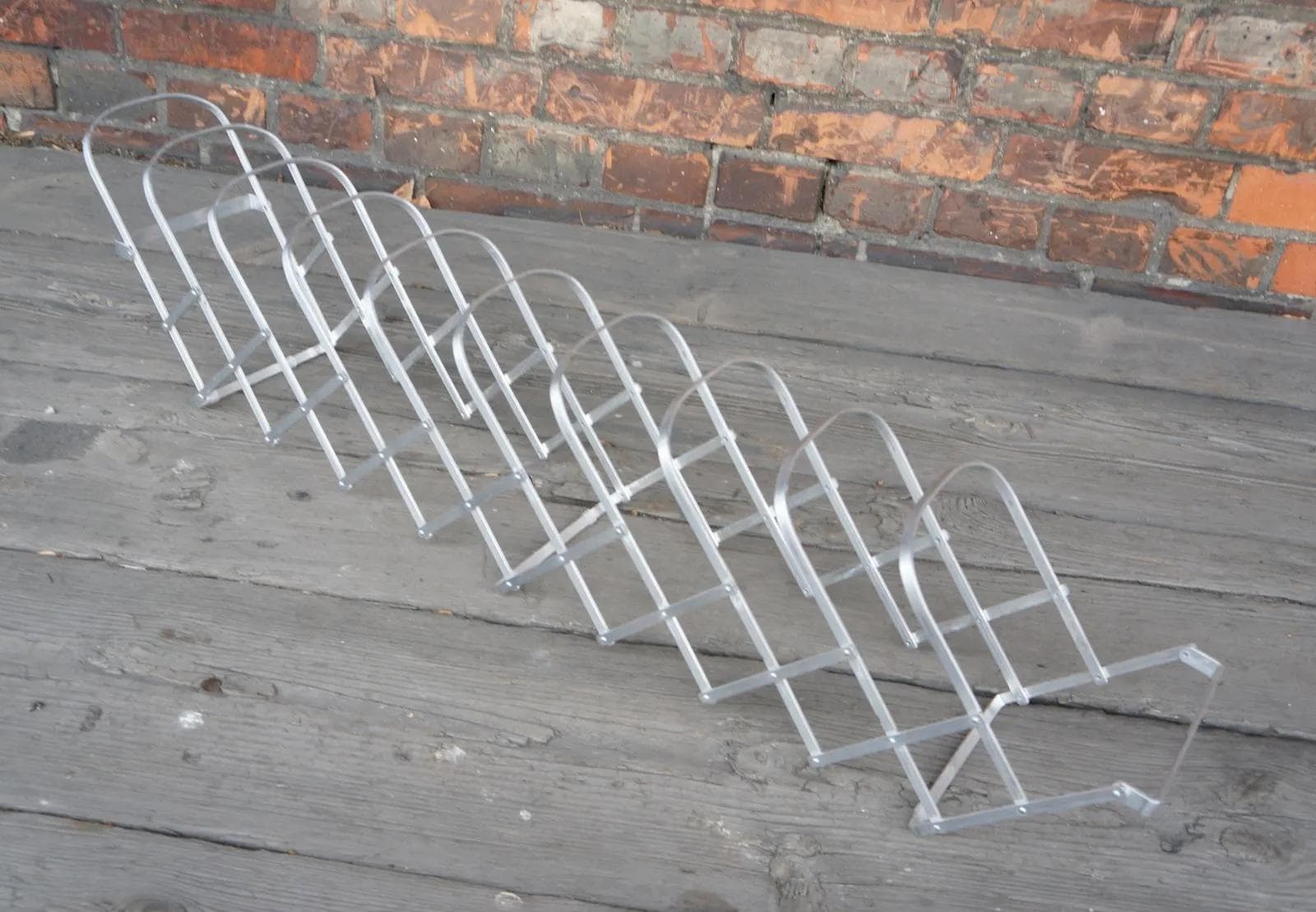 Szary metalowy gazetownik / segregator na płyty winylowe, Włochy, lata 70. - 19450