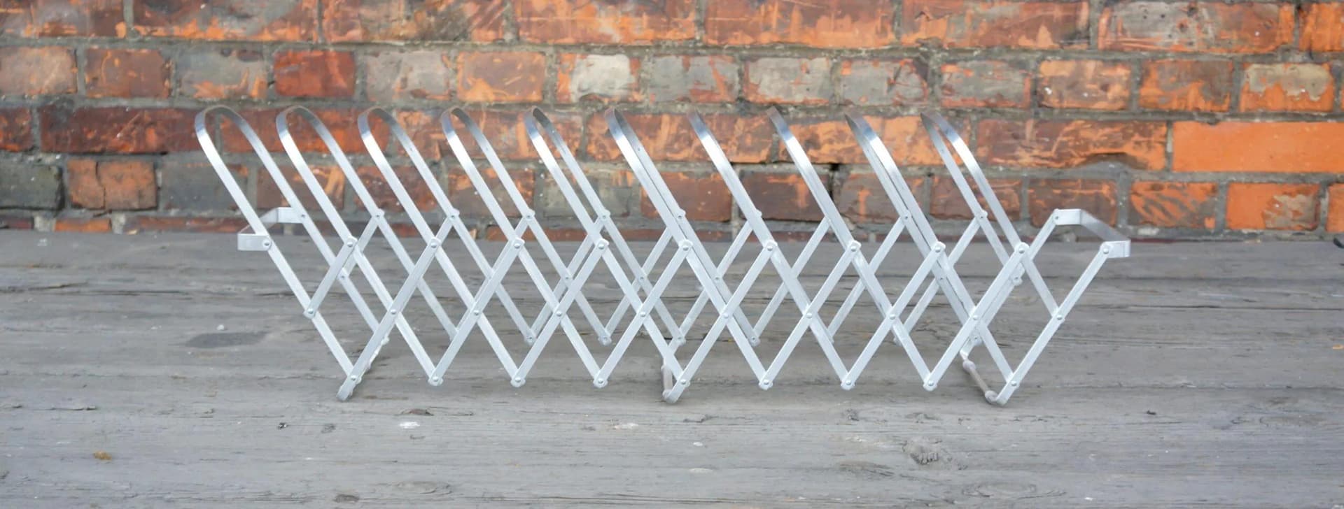 Szary metalowy gazetownik / segregator na płyty winylowe, Włochy, lata 70. - 19453