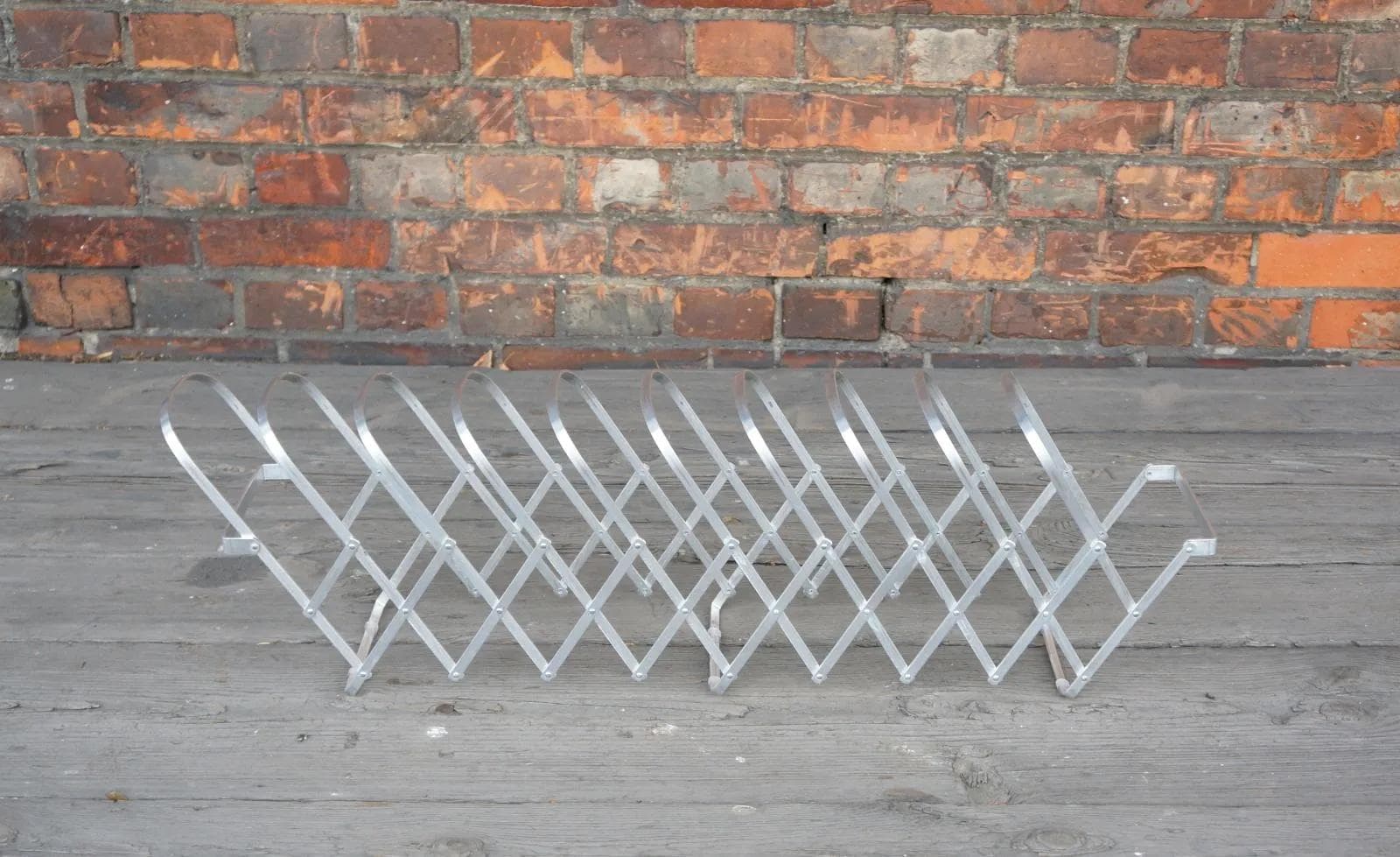 Szary metalowy gazetownik / segregator na płyty winylowe, Włochy, lata 70. - 19452