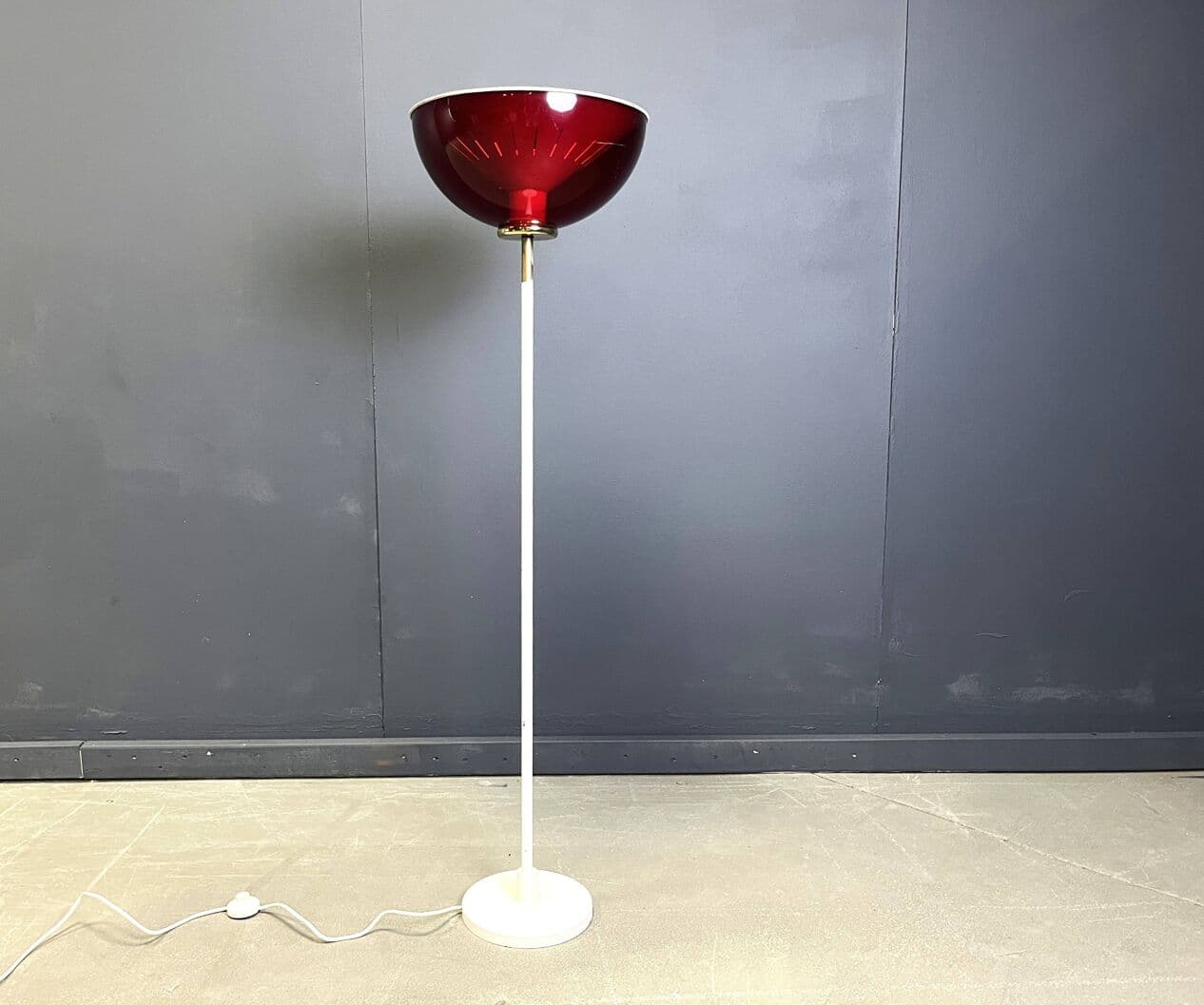 Lampa podłogowa Space Age, metal biały, klosz plastik czerwony, mosiądz, Włochy, lata 60. - 269629