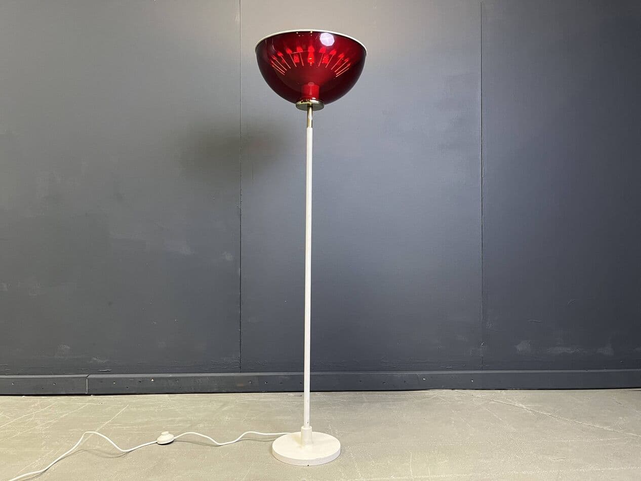 Lampa podłogowa Space Age, metal biały, klosz plastik czerwony, mosiądz, Włochy, lata 60. - 269626