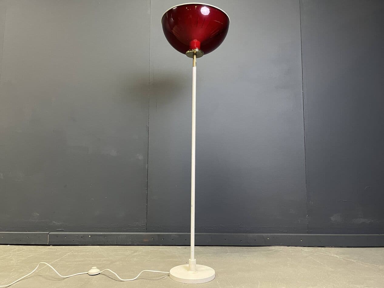 Lampa podłogowa Space Age, metal biały, klosz plastik czerwony, mosiądz, Włochy, lata 60. - 269628