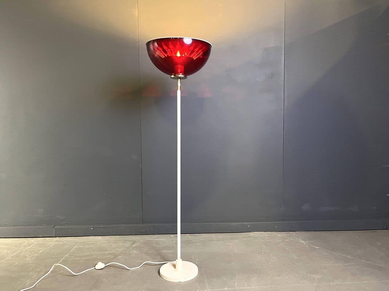 Lampa podłogowa Space Age, metal biały, klosz plastik czerwony, mosiądz, Włochy, lata 60. - 269632