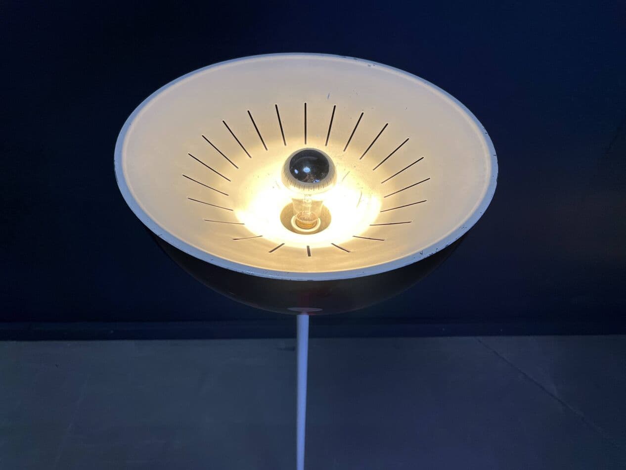 Lampa podłogowa Space Age, metal biały, klosz plastik czerwony, mosiądz, Włochy, lata 60. - 269634