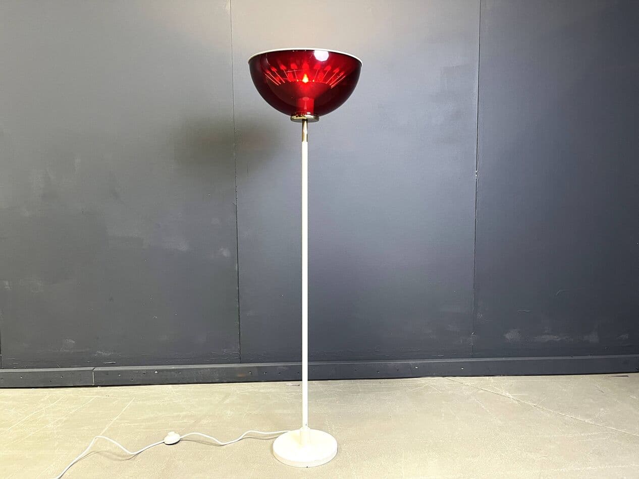 Lampa podłogowa Space Age, metal biały, klosz plastik czerwony, mosiądz, Włochy, lata 60. - 269625