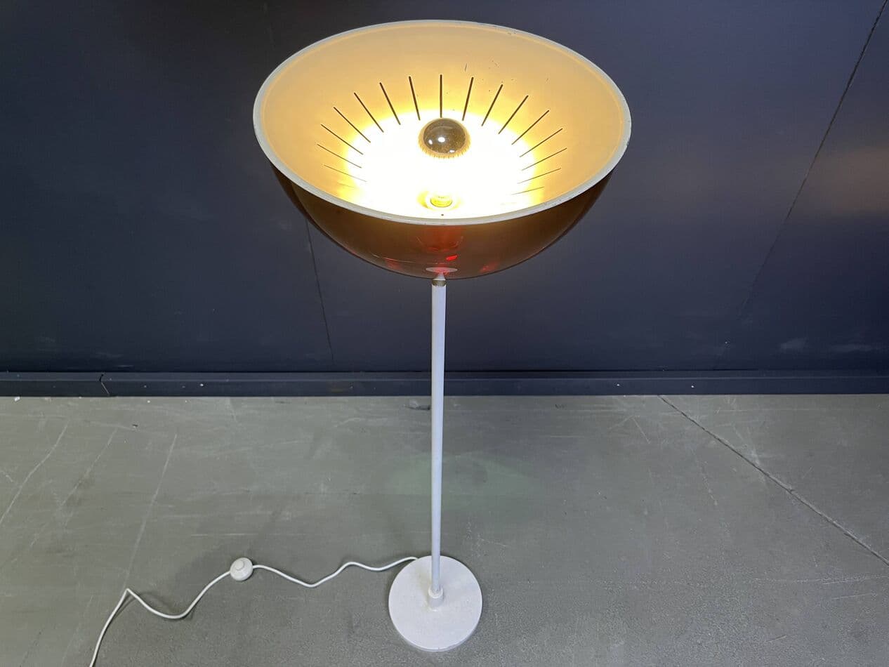 Lampa podłogowa Space Age, metal biały, klosz plastik czerwony, mosiądz, Włochy, lata 60. - 269633