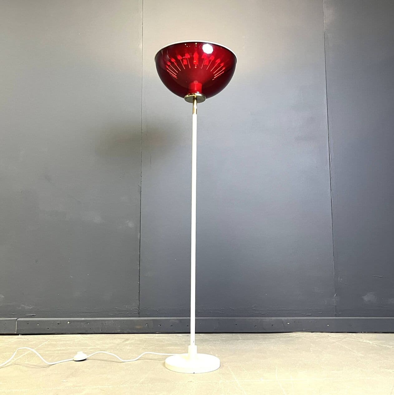 Lampa podłogowa Space Age, metal biały, klosz plastik czerwony, mosiądz, Włochy, lata 60. - 269624