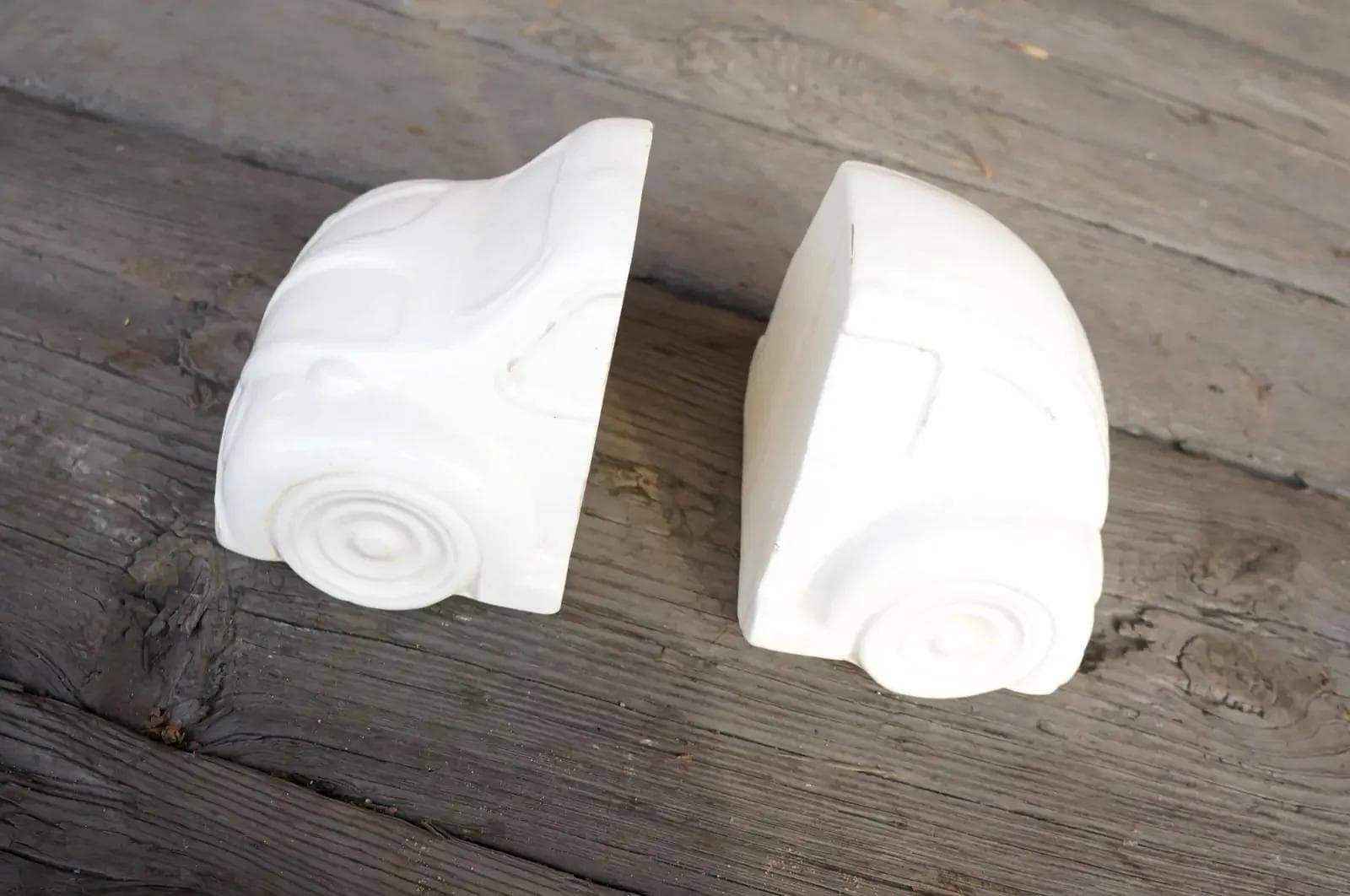 Białe ceramiczne podpórki do książek w formie VW Garbusa, Holandia, lata 70. - 19394