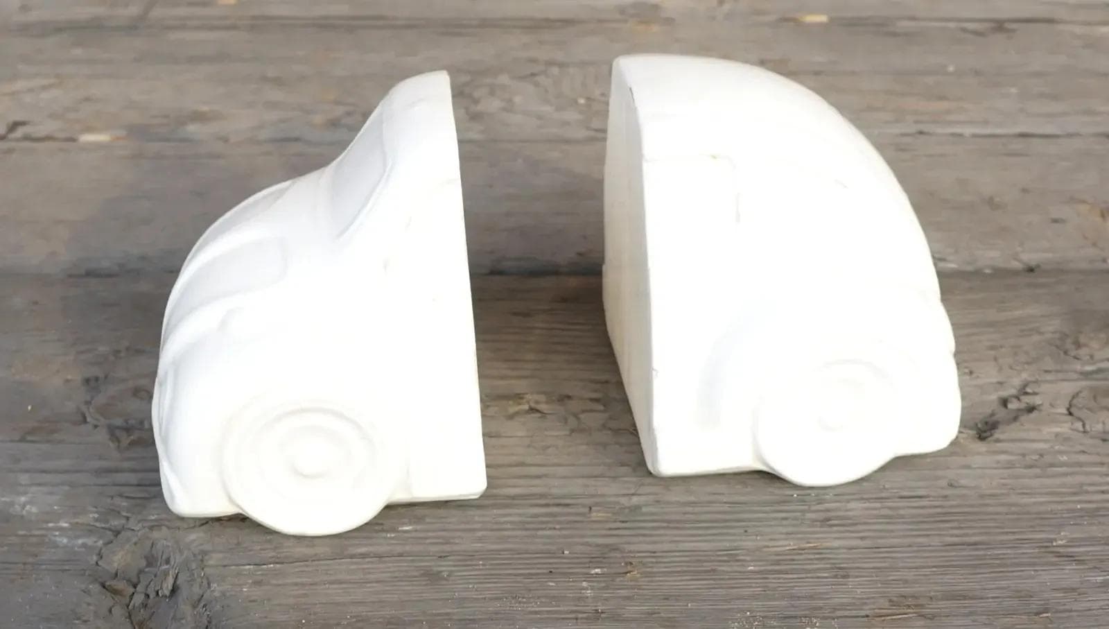 Białe ceramiczne podpórki do książek w formie VW Garbusa, Holandia, lata 70. - 19395
