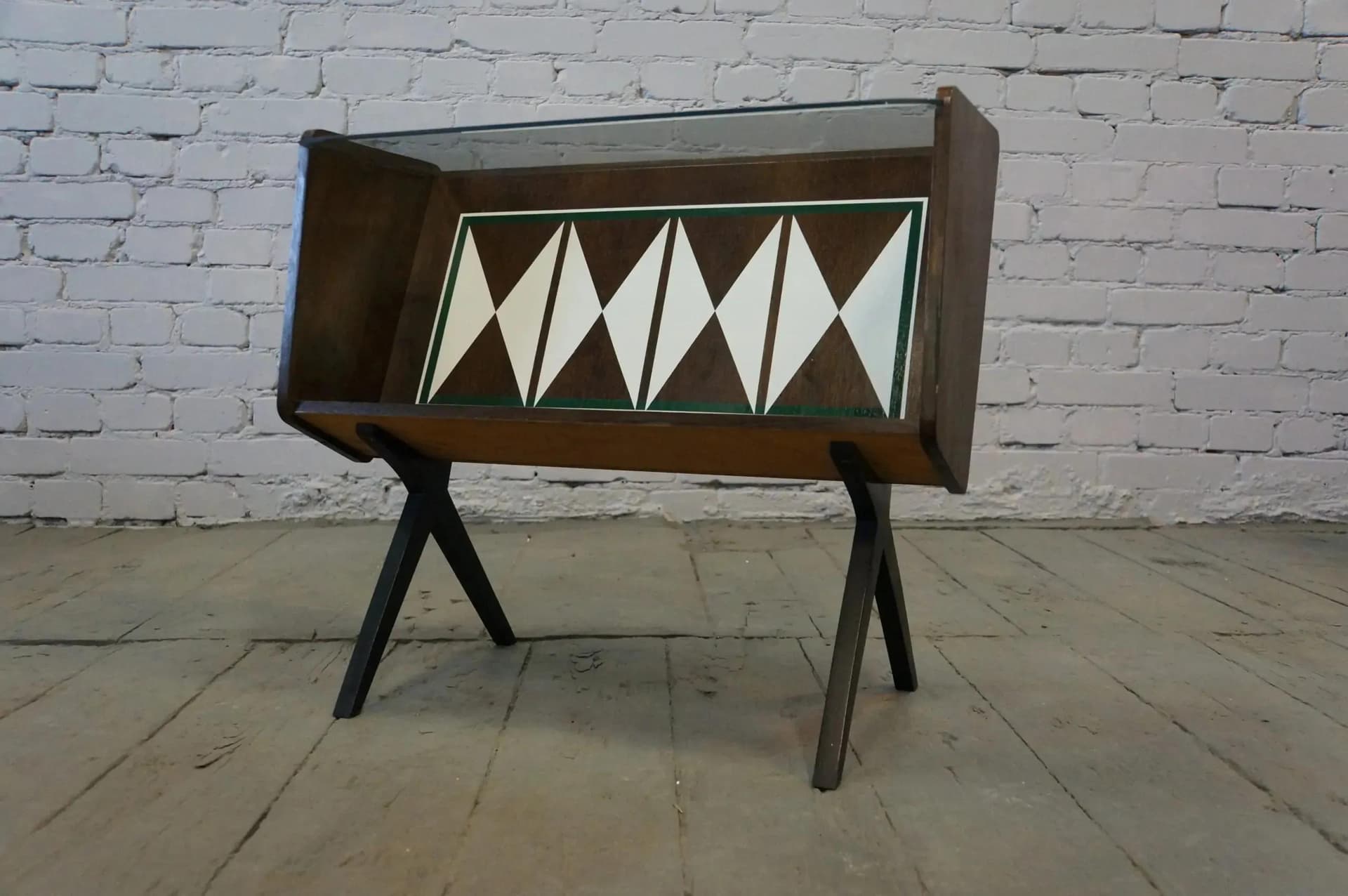 Stolik boczny z gazetnikiem, Space Age, drewno brązowy, szkło, Polska, lata 60. - 19392