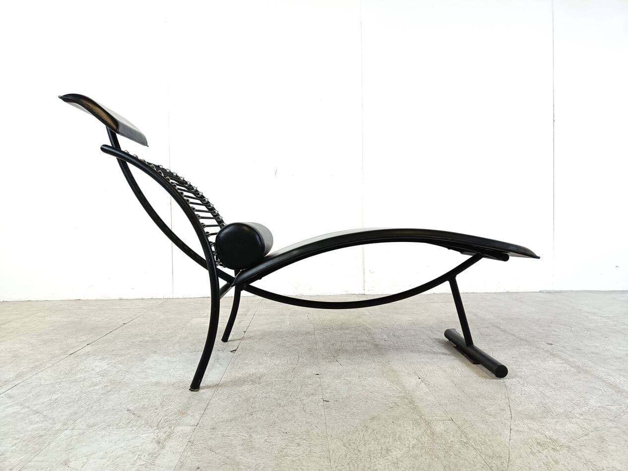 Chaise longue, black leather, black metal, Italy, 1990s. - 268786