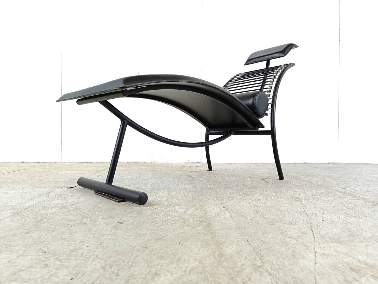 Chaise longue, black leather, black metal, Italy, 1990s. - 268781