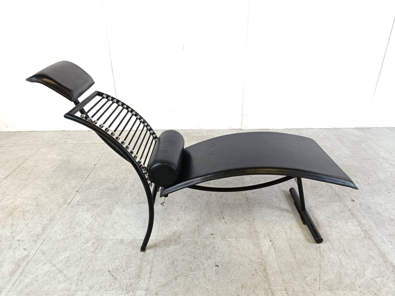 Chaise longue, black leather, black metal, Italy, 1990s. - 268785