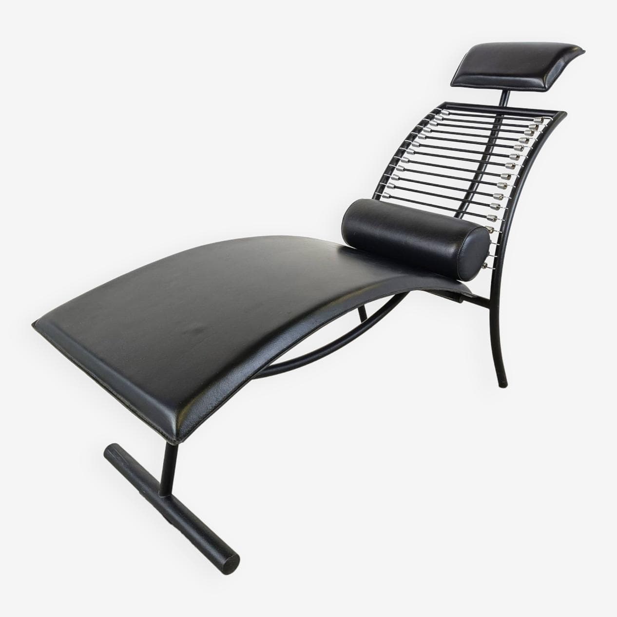 Chaise longue, black leather, black metal, Italy, 1990s. - 268780