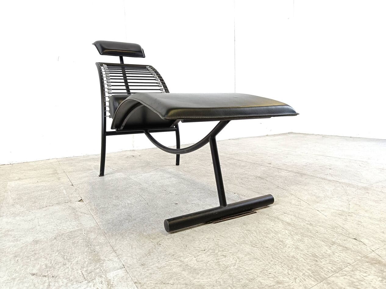 Chaise longue, black leather, black metal, Italy, 1990s. - 268784