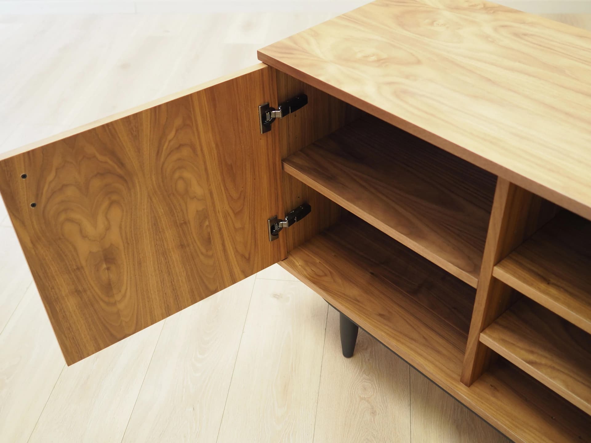Szafka, skandynawski design, orzech, Dania, lata 60. - 19535