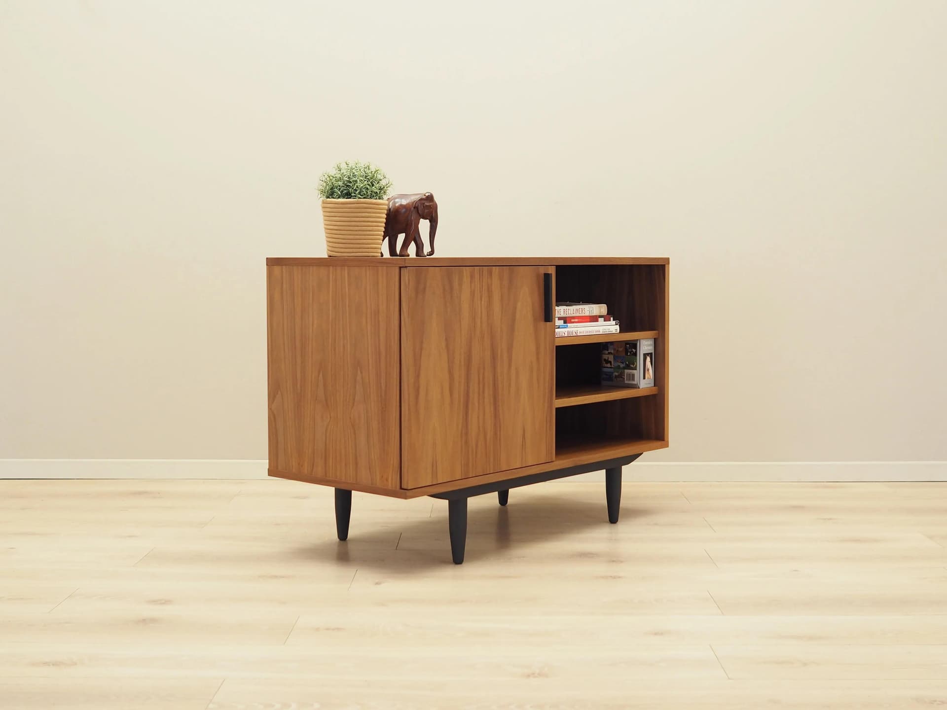 Szafka, skandynawski design, orzech, Dania, lata 60. - 19531