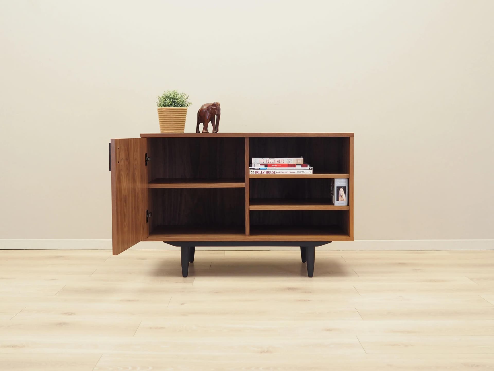 Szafka, skandynawski design, orzech, Dania, lata 60. - 19529