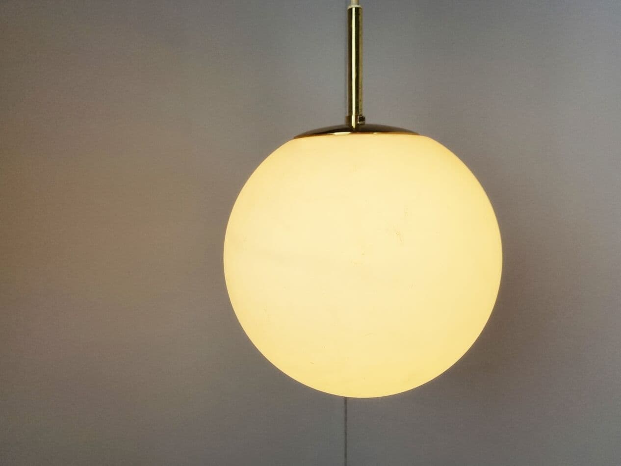 Lampa wisząca, opalowe szkło białe, mosiądz, Limburg, Niemcy, lata 70. - 268308