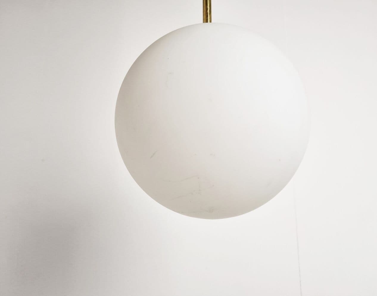 Lampa wisząca, opalowe szkło białe, mosiądz, Limburg, Niemcy, lata 70. - 268313