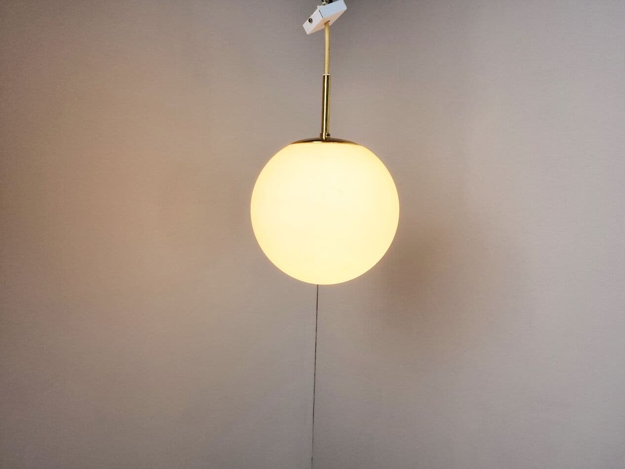 Lampa wisząca, opalowe szkło białe, mosiądz, Limburg, Niemcy, lata 70. - 268311