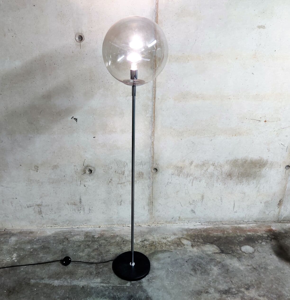 Lampa podłogowa, szare szkło, metal czarny, Holandia, lata 70. - 268052