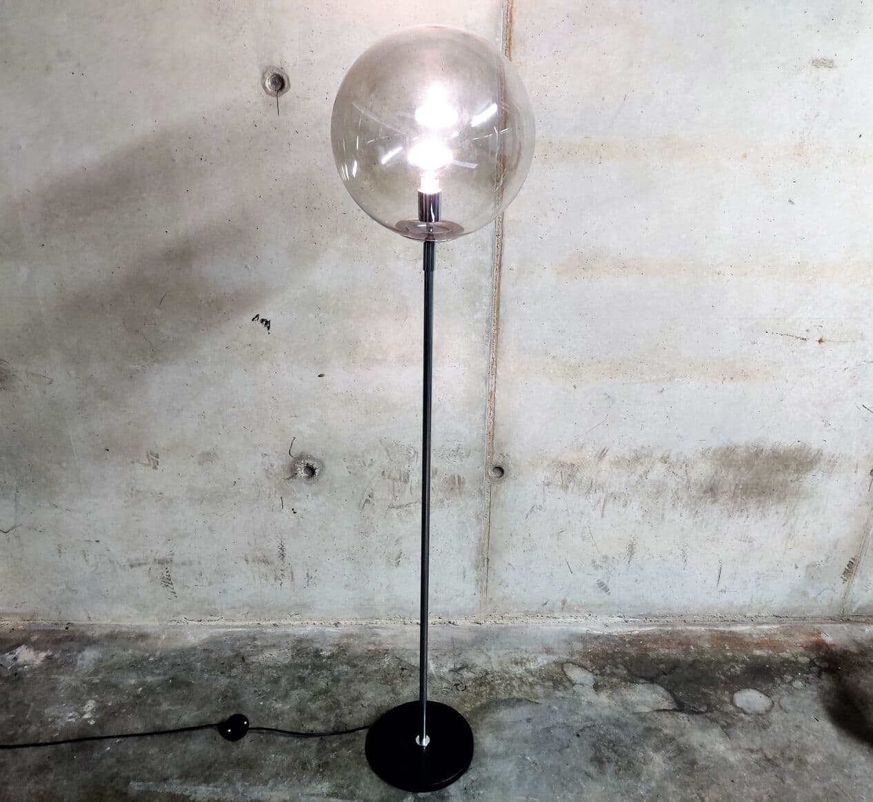 Lampa podłogowa, szare szkło, metal czarny, Holandia, lata 70. - 268054