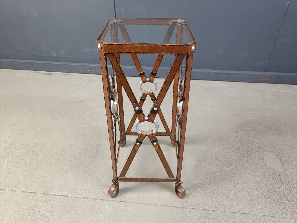 Stolik boczny, styl Jacques Adnet, brązowy, skóra ekologiczna żelazo szkło, Francja, lata 70. - 267724